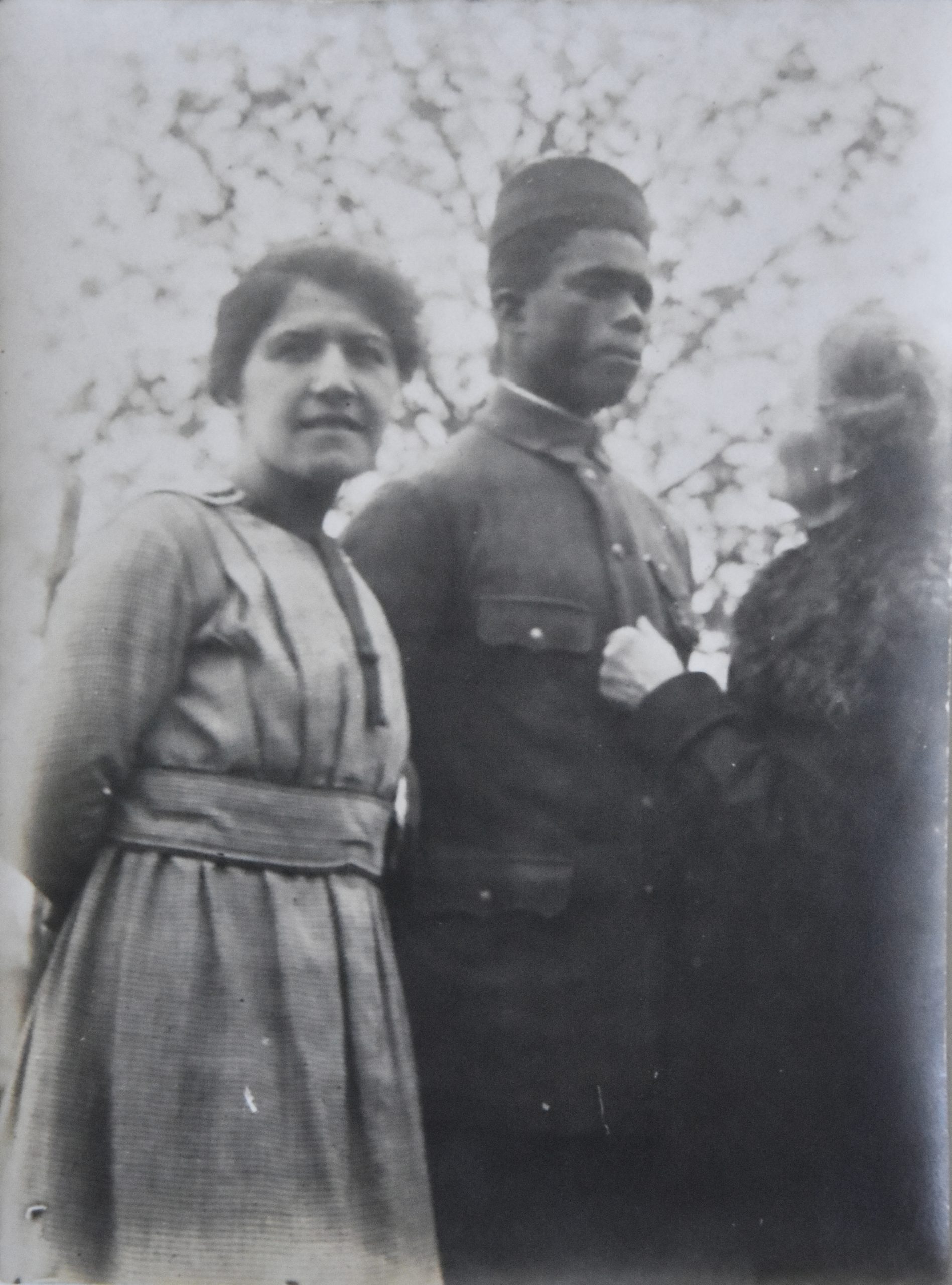 Madeleine Lacapère aux côtés d’un tirailleur, 1918, archives de la famille Lust